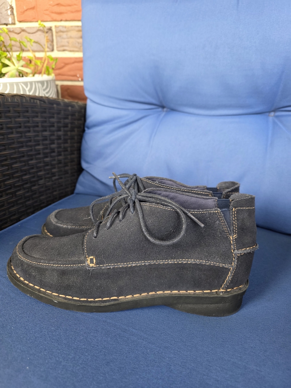Clarks Leather Lace‑Up Oxford Shoes 9W – Suede Upper, Contrast Stitching